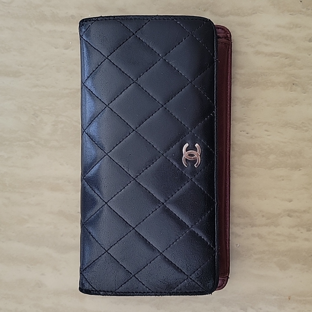 Chanel lambskin quilted yen wallet